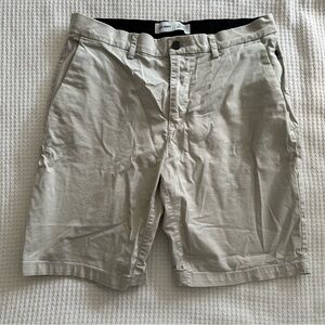 Old Navy men's khaki Ultimate Tech Slim shorts